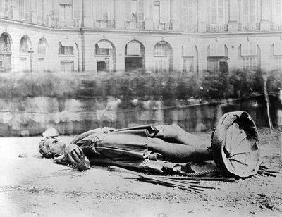 Gestürzte Statue von Napoleon auf dem Place Vendôme, 1871 von French Photographer